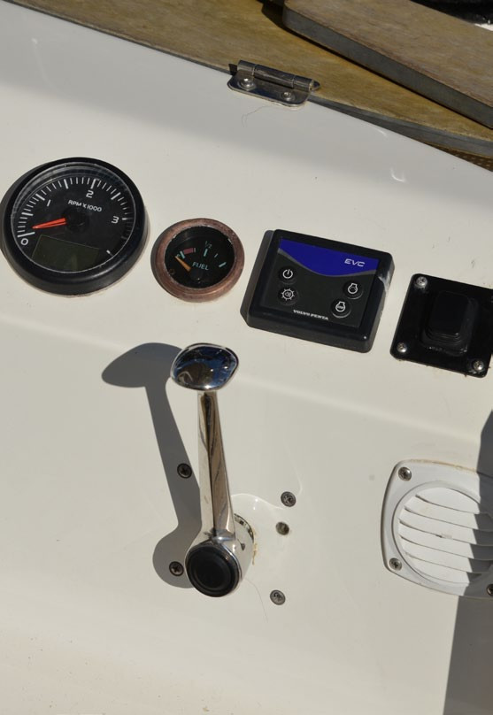 Engine control panel: engine start / stop, gear lever, fuel level indicator, hour meter