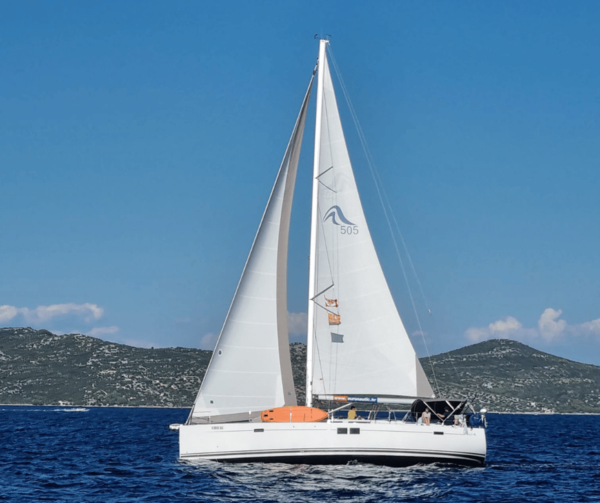 charter-sailboat-sea